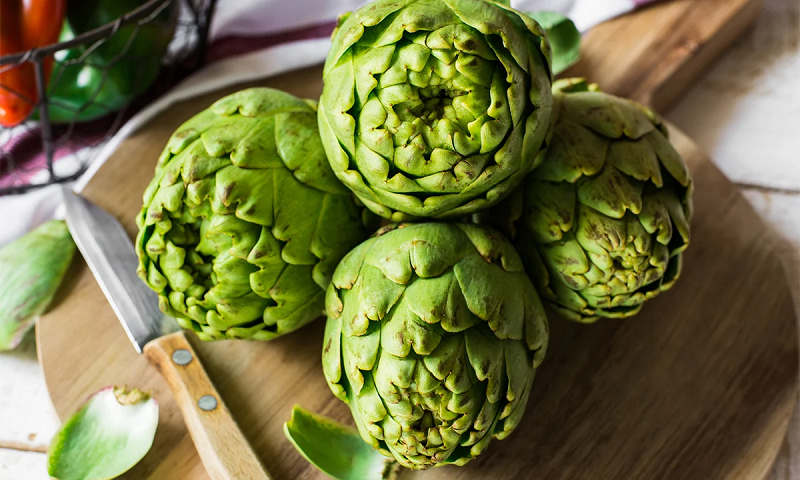 la alcachofa es una verdura de hoja verde con mucha fibra - ejemplos de verduras
