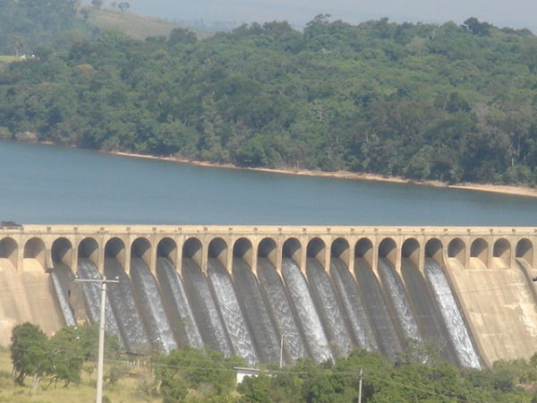 hidroelectricidad: 10 ejemplos de recursos renovables