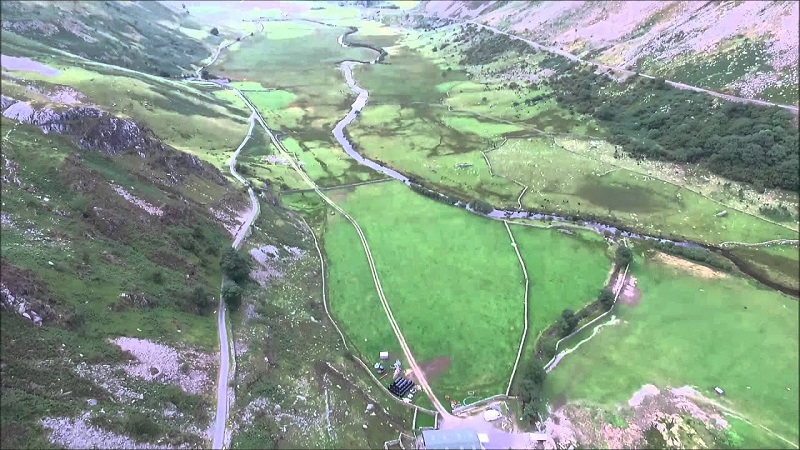 Valle de Nant Ffrancon en Snowdonia, Gales - valles glaciares en forma de U