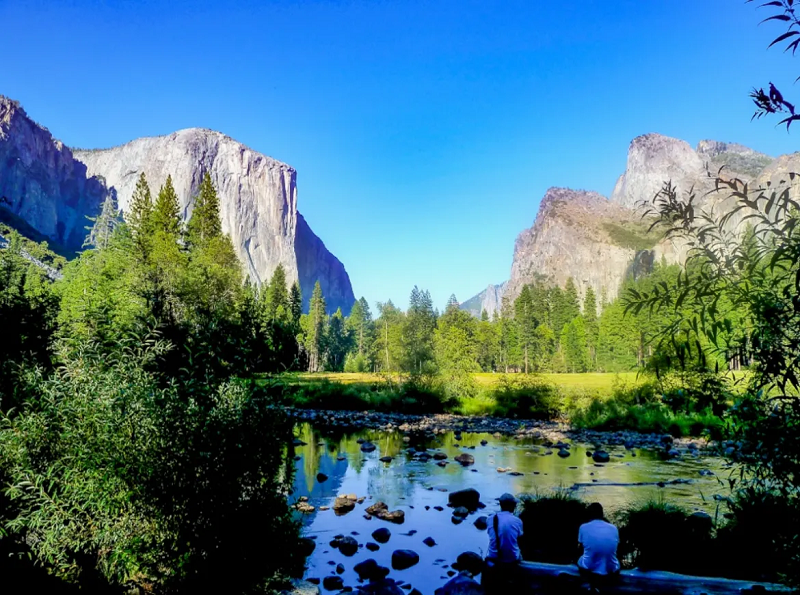 Valle de Yosemite en California, EE. UU. - valle glaciar en forma de U
