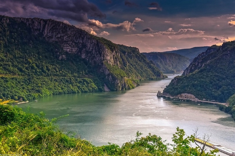 El Danubio, frontera entre Serbia (derecha) y Rumanía (izquierda)